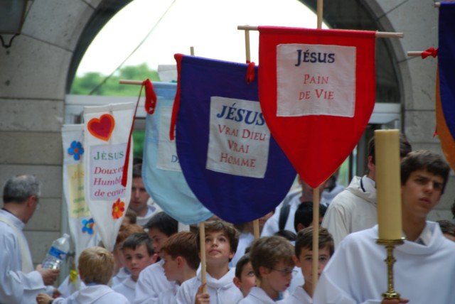 Juin 2009 : 250 Servants de messe rassemblés à Montmartre. Rassemblement à l'invitation du Cardinal Vingt-Trois pour la Fête Dieu 