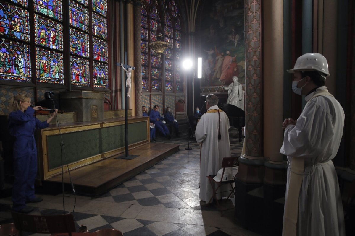 Méditation de Pâques à Notre-Dame de Paris. © Christophe Ena / Associated Press.