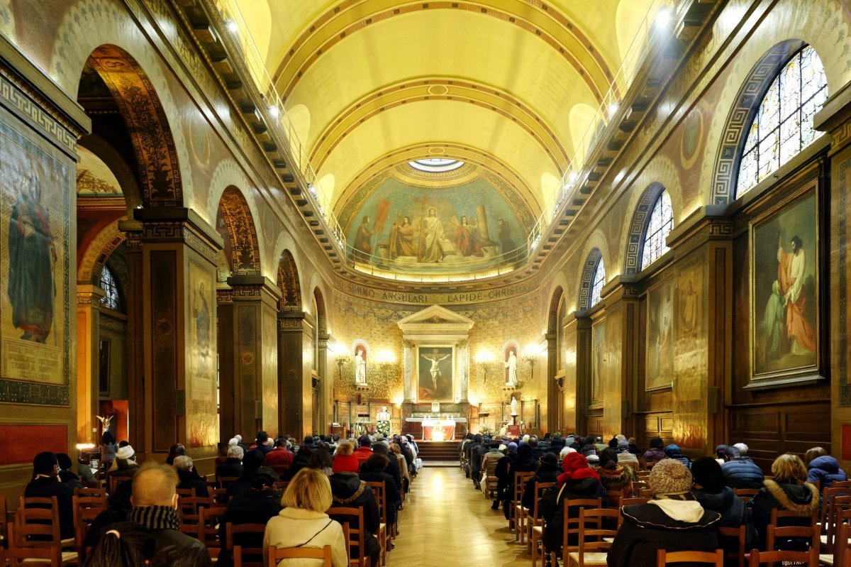 Vénération des reliques de sainte Joséphine Bakhita à Saint-Louis d'Antin. © Trung Hieu Do / Diocèse de Paris.