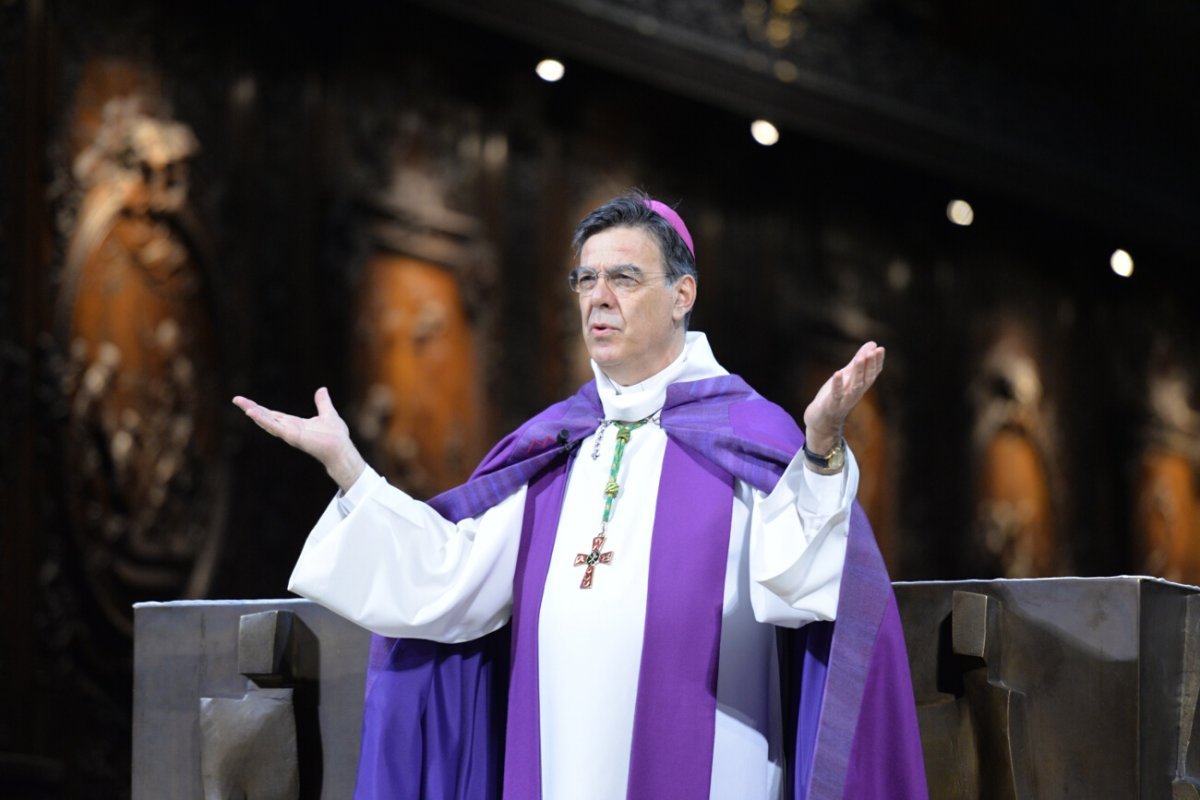 Célébration de 10h : accueil de Mgr Michel Aupetit. © Marie-Christine Bertin / Diocèse de Paris.