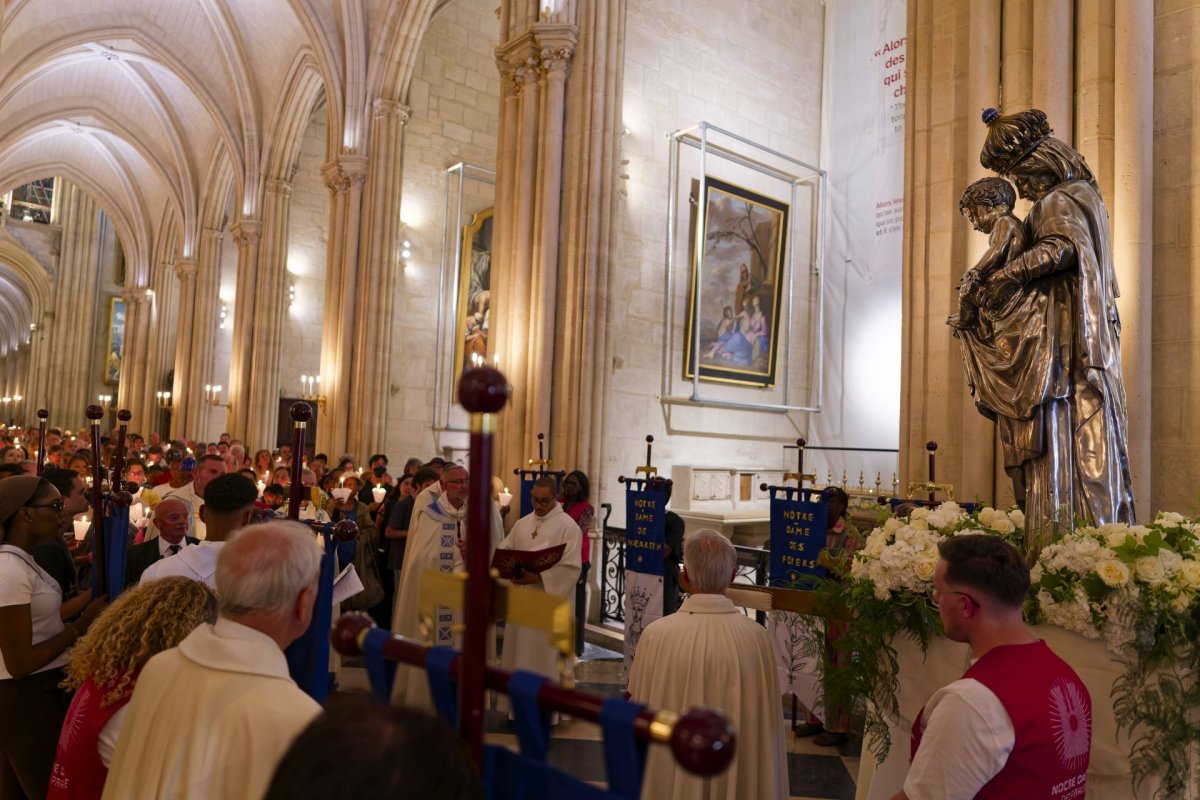 Procession dans la Cathédrale pour l'Assomption 2026. © Yannick Boschat / Diocèse de Paris.