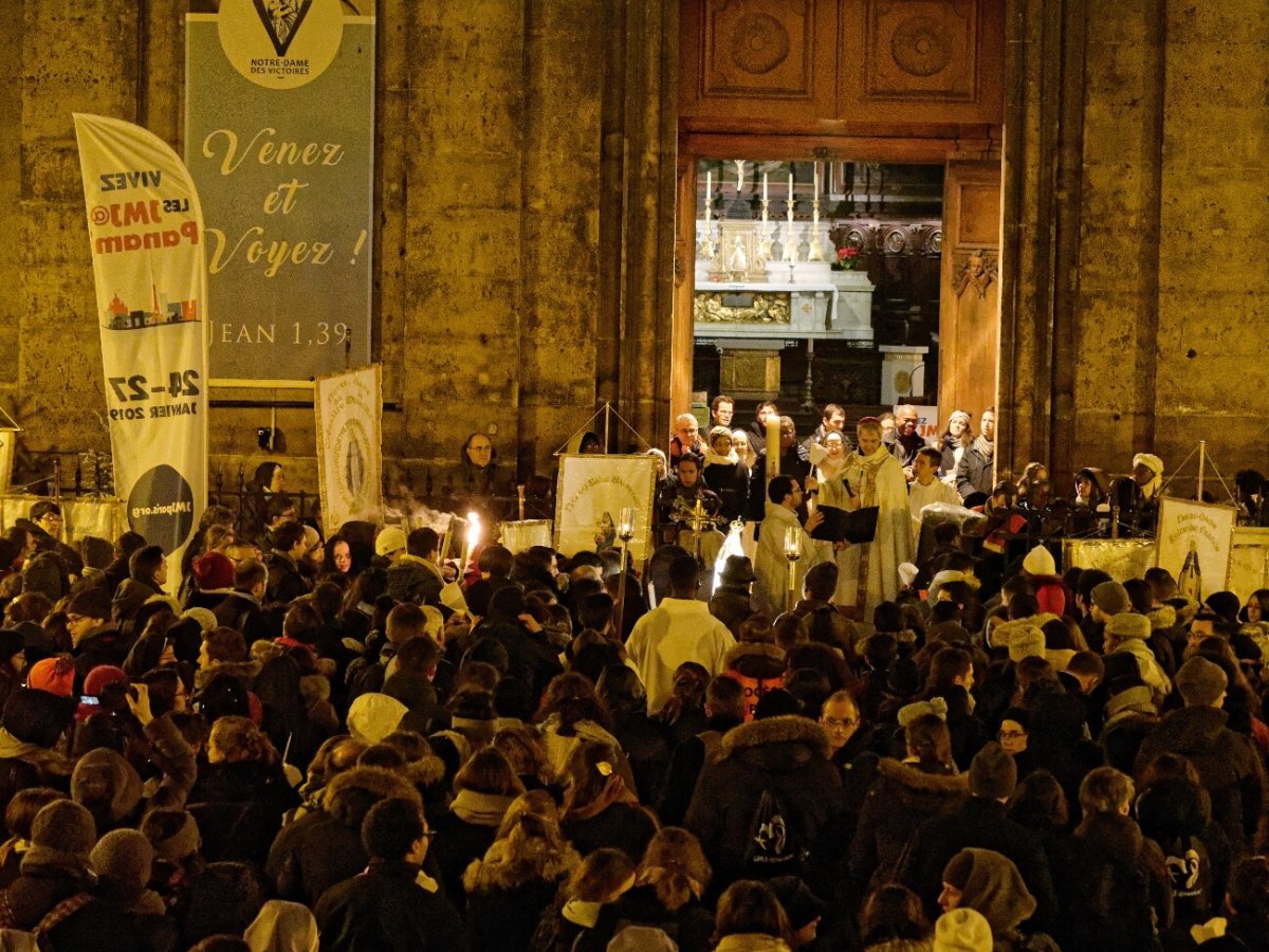 Procession Mariale, halte à Notre-Dame des Victoires. © Yannick Boschat / Diocèse de Paris.