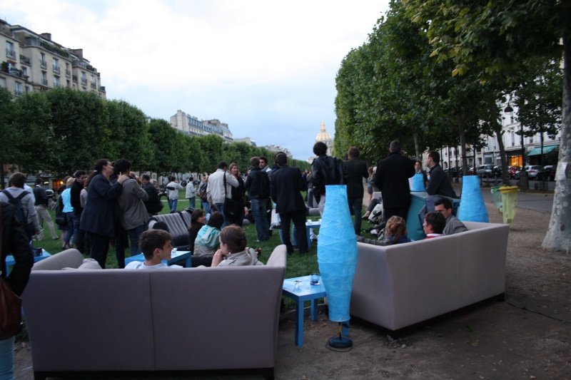 Ambiance conviviale et chaleureuse : des canapés, rapidement pris (…). © Charlotte Reynaud.