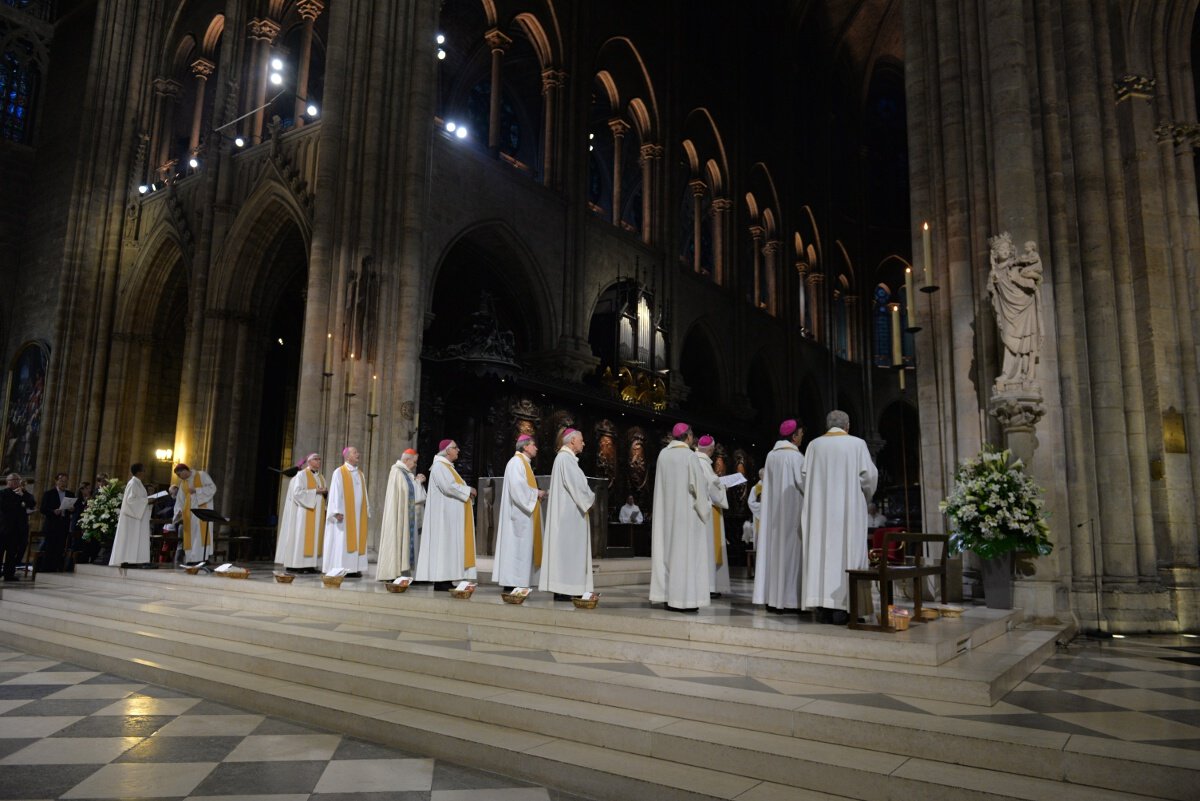 La veillée s'est terminée avec une prière mariale. © Marie-Christine Bertin / Diocèse de Paris.