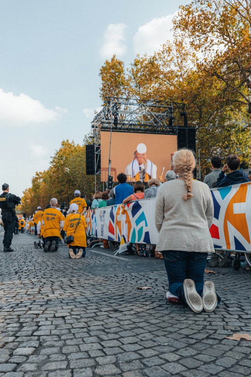Pélerins en prière lors de la messe à la Concorde et sur les Champs-Élysées (…). © Valentin Duriez / Diocèse de Paris.