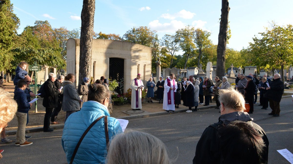 Prière pour les prêtres défunts au cimetière Montparnasse 2018. © Marie-Christine Bertin / Diocèse de Paris.