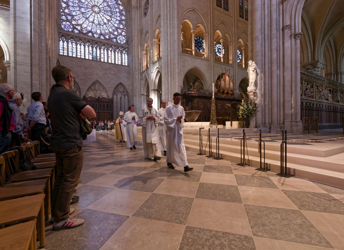 Vêpres à Notre-Dame de Paris à l'arrivée de la marche pour les vocations. © Yannick Boschat / Diocèse de Paris.