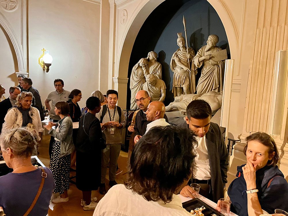 Nouveaux et anciens font connaissance ou se retrouvent autour du buffet. 