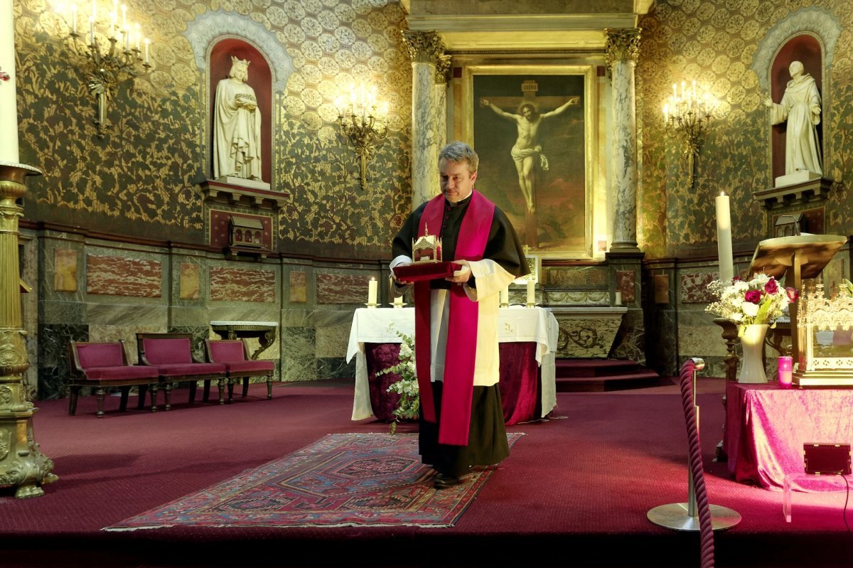 Vénération des reliques du bienheureux Vladimir Ghika à Saint-Louis d'Antin. © Trung Hieu Do / Diocèse de Paris.