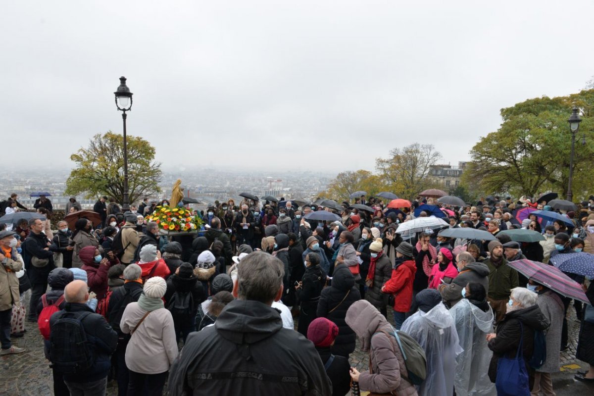 Montée à Montmartre de la paroisse Notre-Dame des Victoires. © Marie-Christine Bertin / Diocèse de Paris.