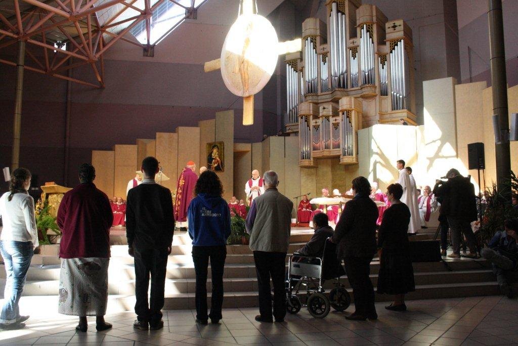 La messe dominicale était célébrée en présence des 2 500 catholiques français.. © Ariane Rollier.