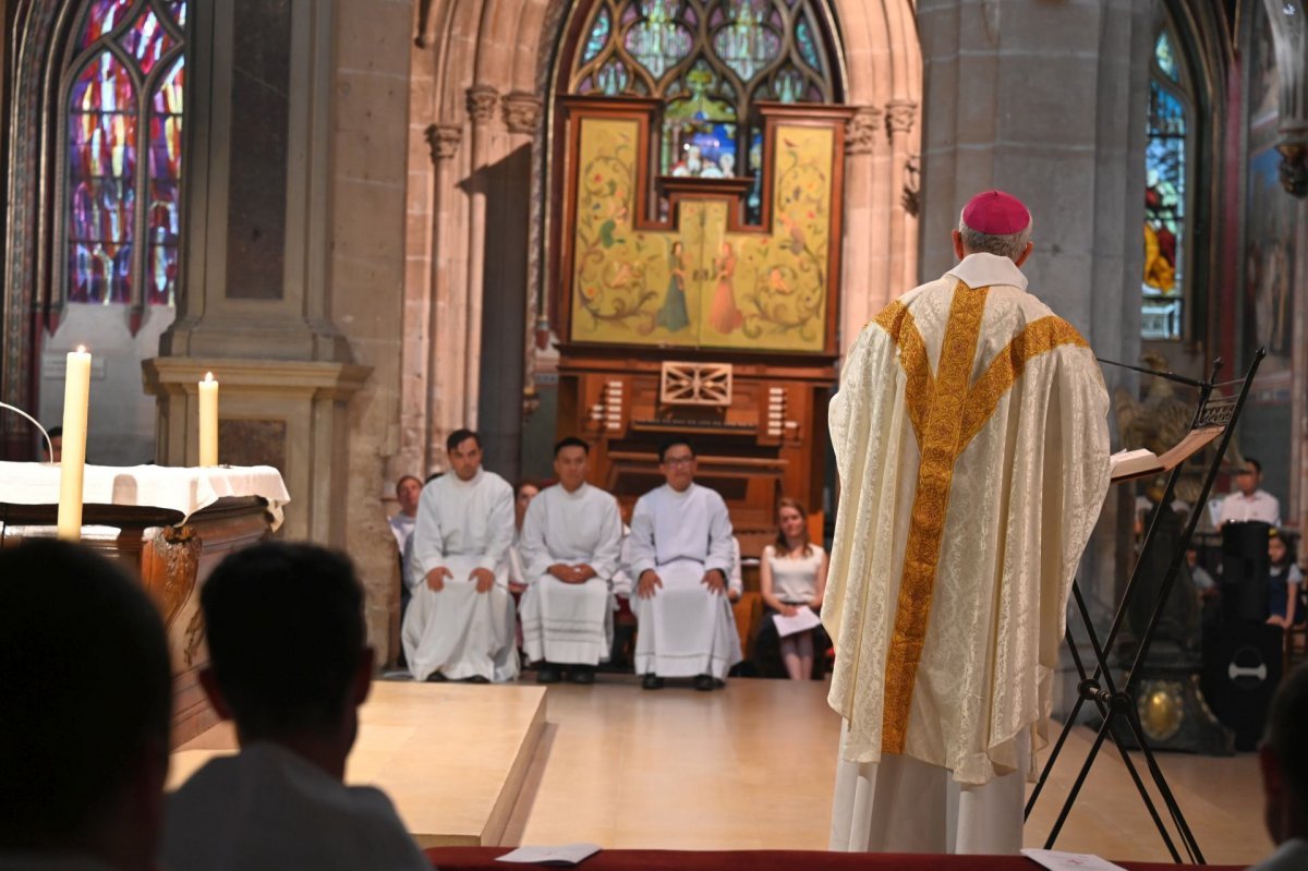 Ordinations diaconales en vue du sacerdoce à Saint-Séverin (5e). © Marie-Christine Bertin / Diocèse de Paris.