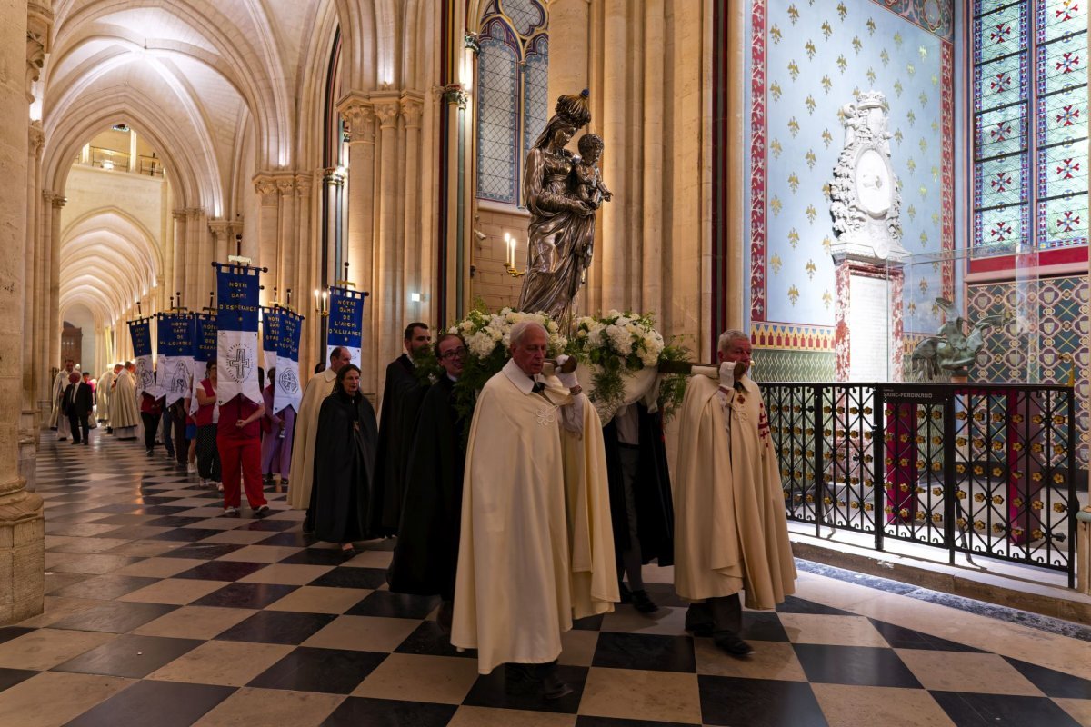 Procession dans la Cathédrale pour l'Assomption 2026. © Yannick Boschat / Diocèse de Paris.