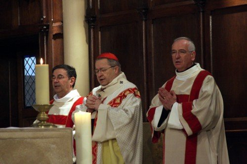 Mgr André VINGT-TROIS et les deux diacres célébrants. 