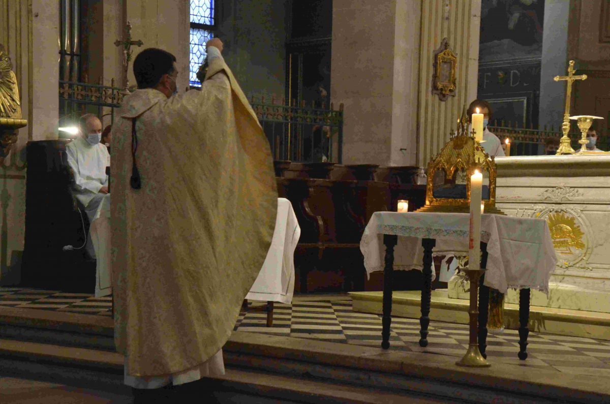 Accueil des reliques de sainte Geneviève à Saint-Louis en l'Île. © Michel Pourny / Diocèse de Paris.