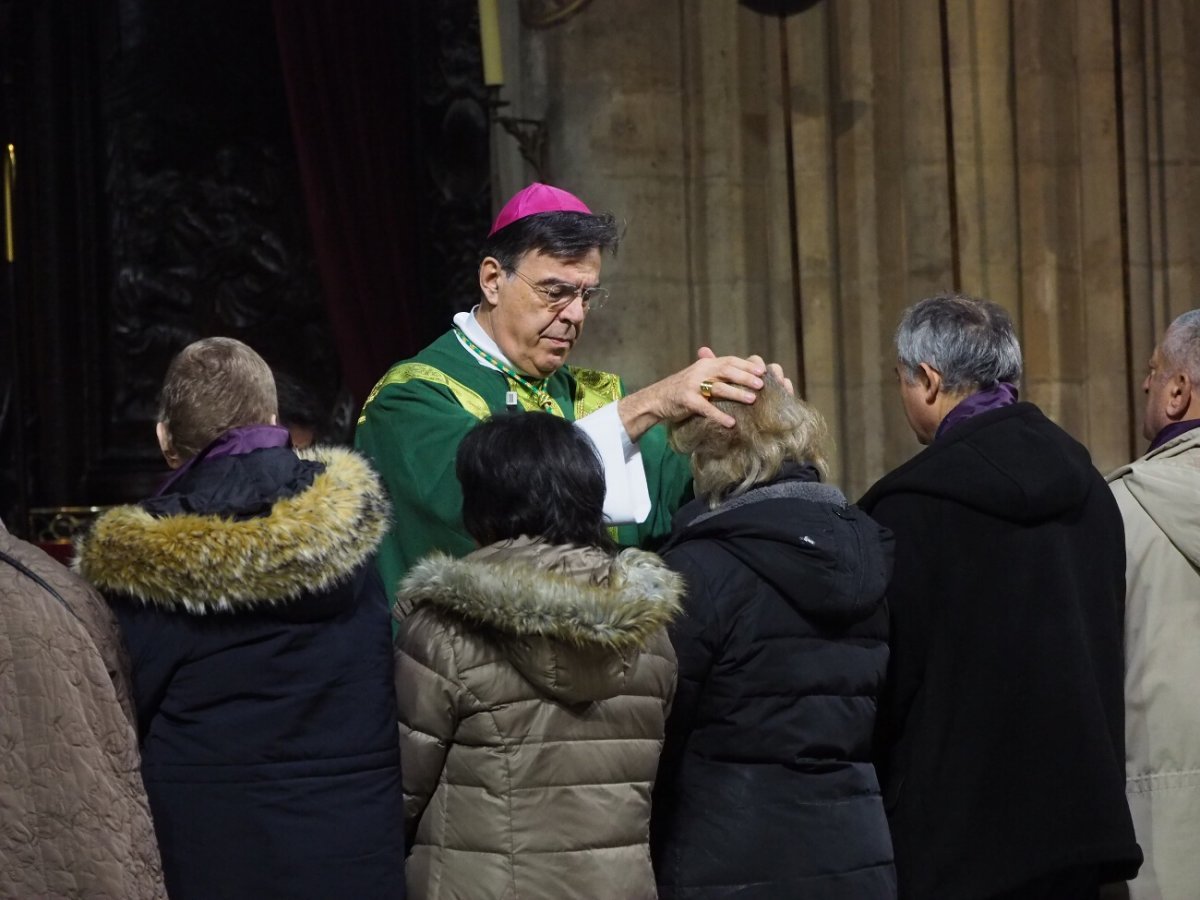 Onction des malades lors de la messe. © Bernard Apostolides.