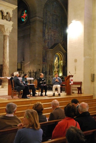 Table ronde “Un engagement, ça se nourrit”. Tel était le thème de la table ronde animée par la journaliste Elodie Chapelle et réunissant des acteurs de la charité aux expériences et aux fonctions très diverses : Sœur Anne Lécu, médecin à la (…) © Pierre-Louis Lensel.