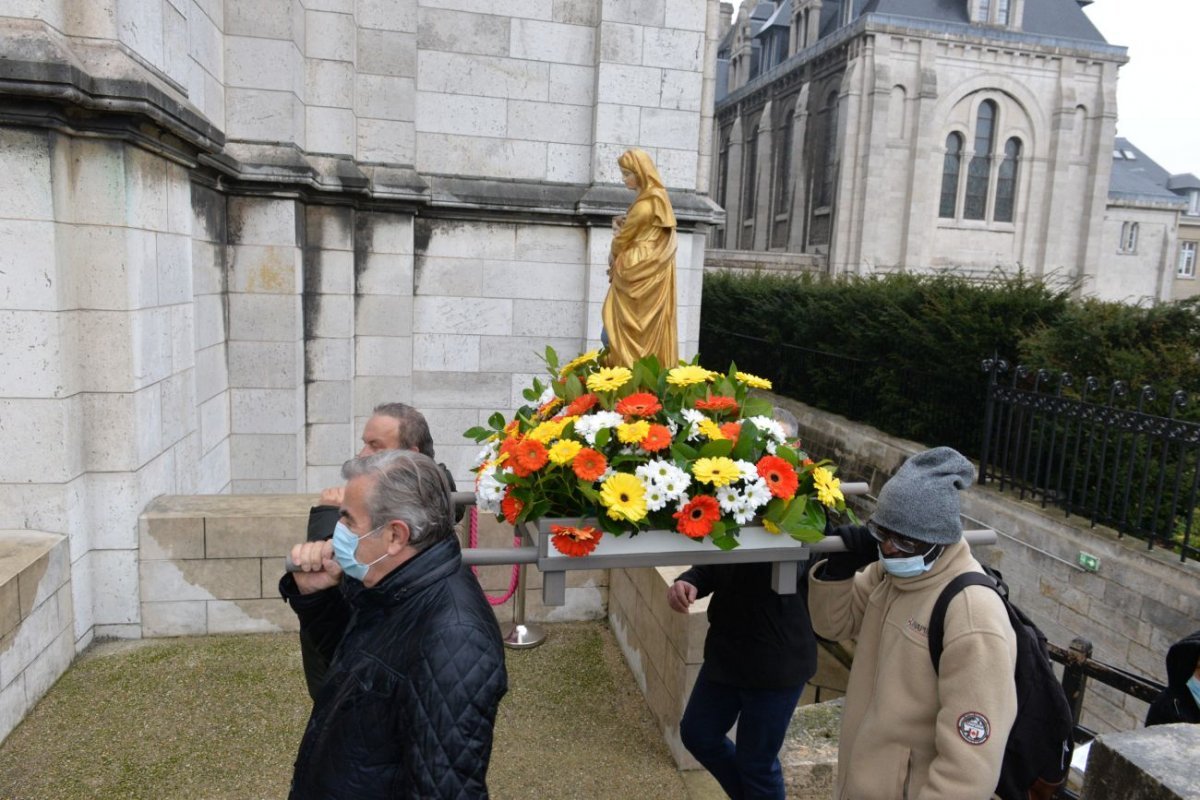 Montée à Montmartre de la paroisse Notre-Dame des Victoires. © Marie-Christine Bertin / Diocèse de Paris.