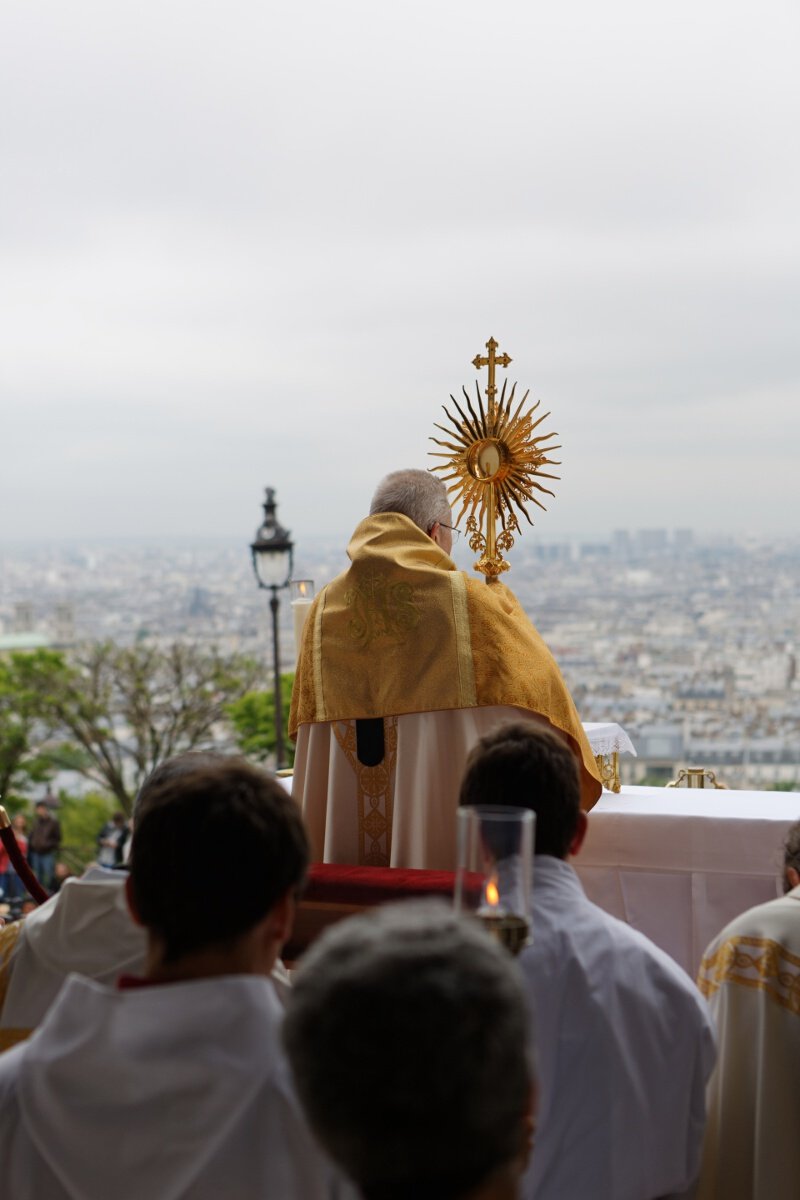 Adoration du Saint Sacrement et prière sur la ville. © Yannick Boschat / Diocèse de Paris.