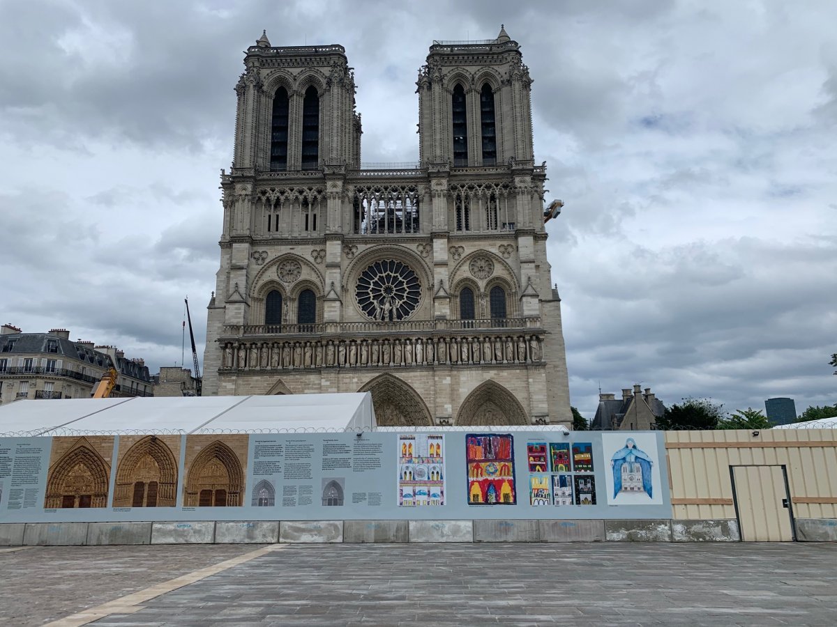 Installation des dessins sur les palissades du chantier. © Karine Dalle.