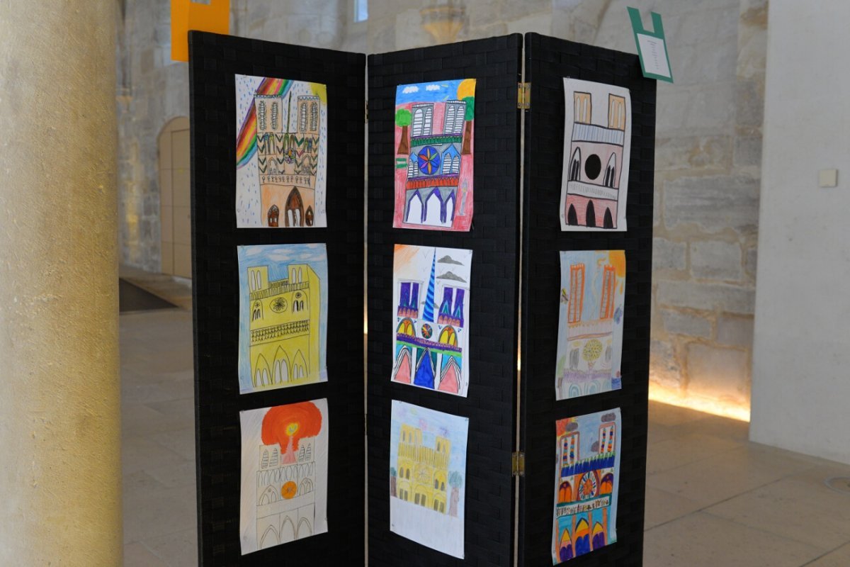 Exposition de dessins au Collège des Bernardins. © Marie-Christine Bertin / Diocèse de Paris.