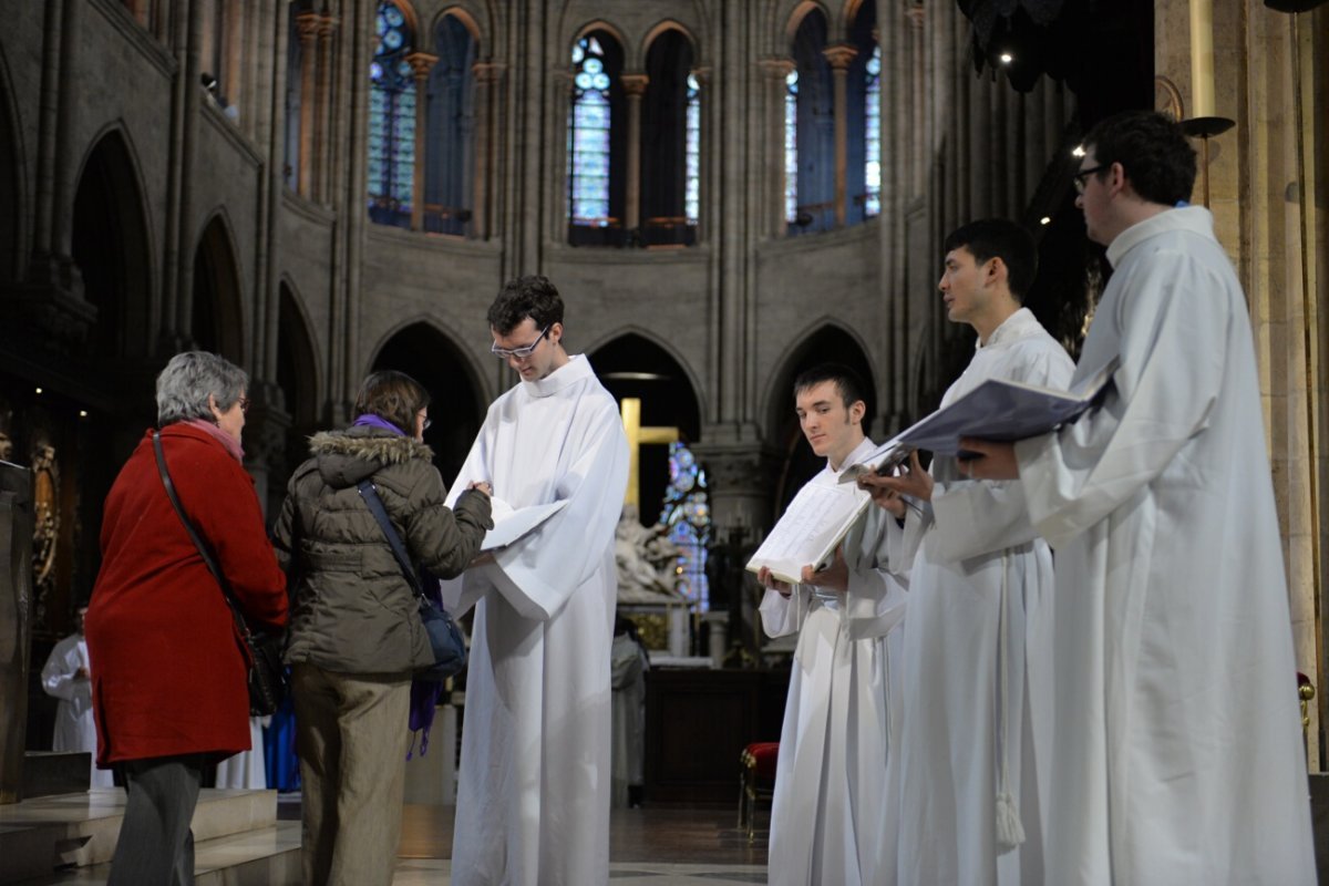 Inscription de son nom sur les registres qui seront confiés à la prière des (…). © Marie-Christine Bertin / Diocèse de Paris.