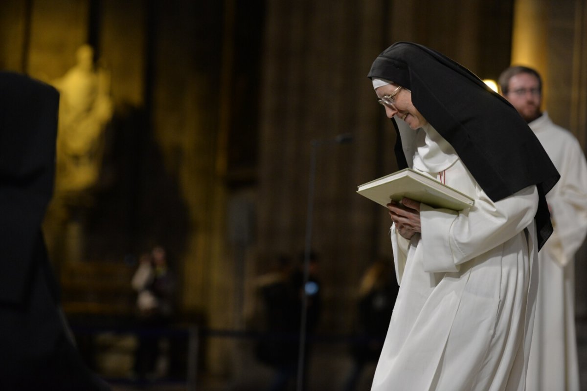 Remise de la liste des futurs baptisés aux communautés religieuses. © Marie-Christine Bertin / Diocèse de Paris.