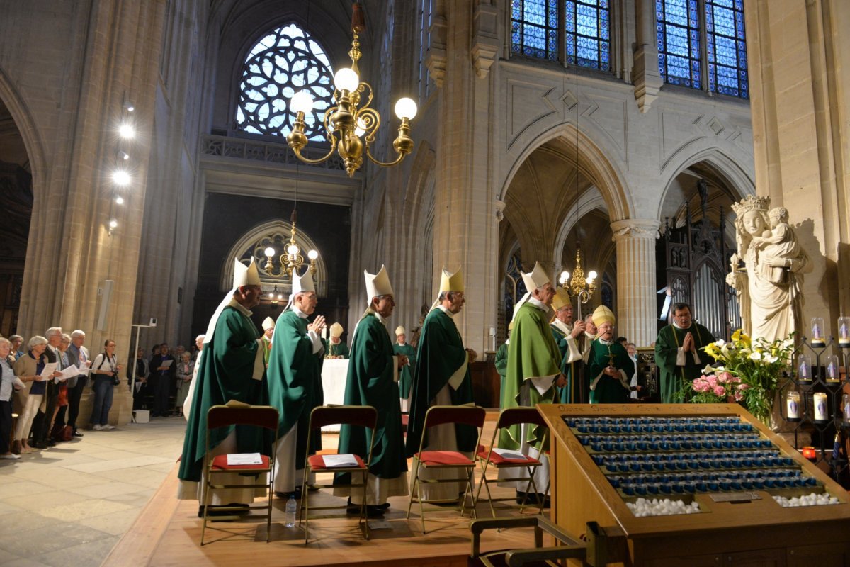 Imposition du pallium à Mgr Laurent Ulrich. © Marie-Christine Bertin / Diocèse de Paris.