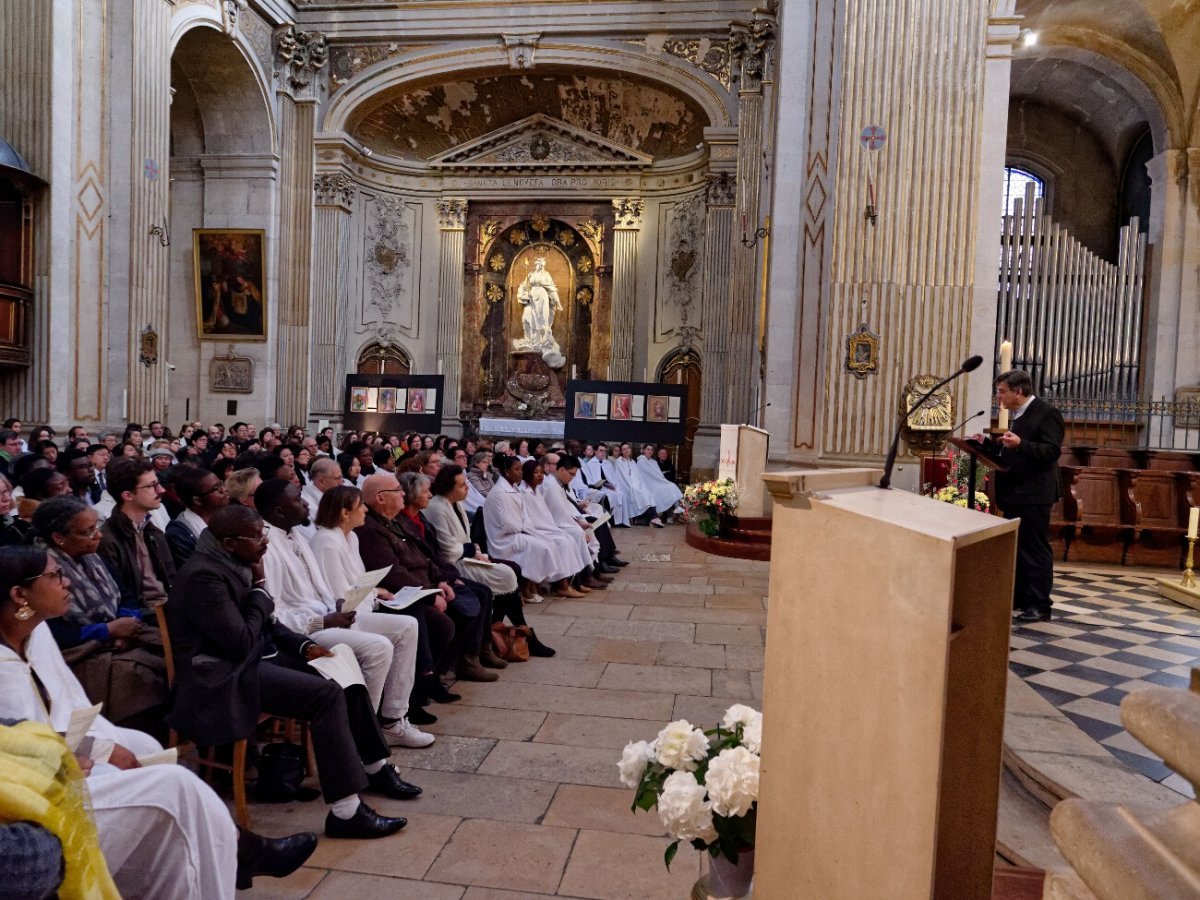 Rassemblement des néophytes à Saint-Louis en l'Île. © Yannick Boschat / Diocèse de Paris.