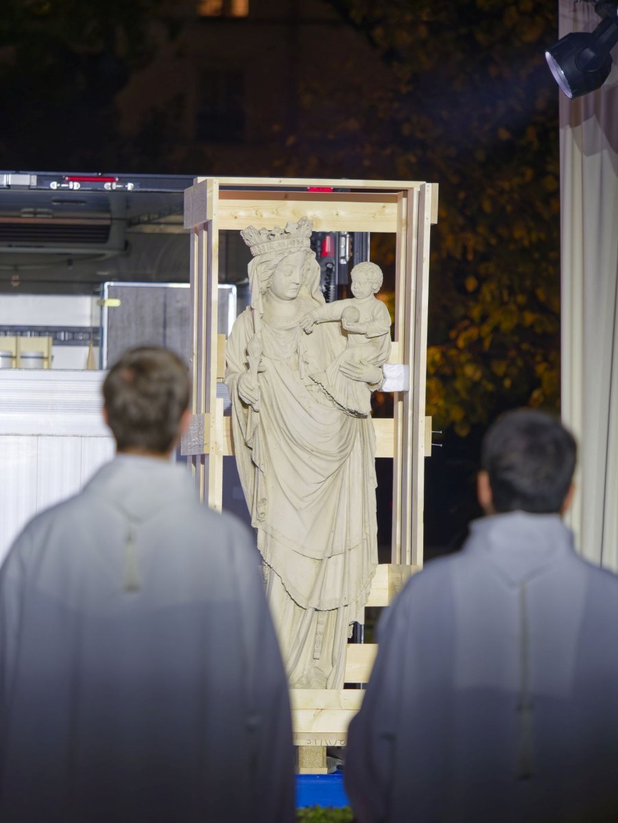 Notre Dame retrouve sa Cathédrale : procession vers le parvis de la cathédrale. © Yannick Boschat / Diocèse de Paris.