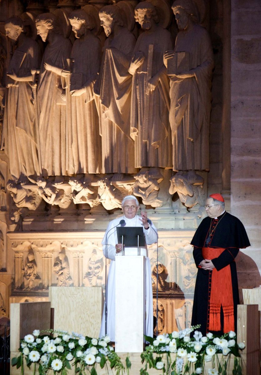 Benoît XVI avec les jeunes sur le parvis de Notre-Dame. © William Alix / Ciric – Reproduction interdite.