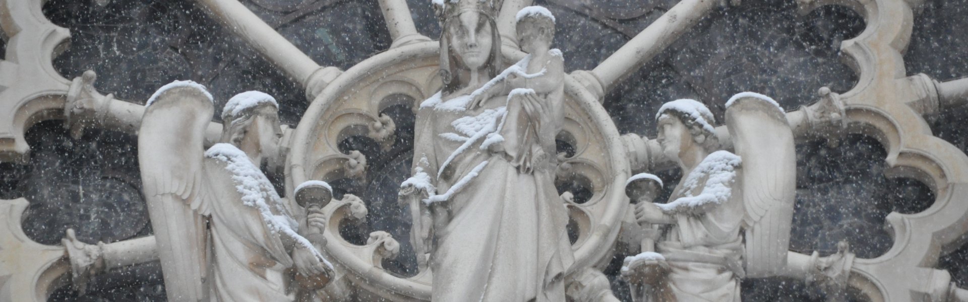 Vierge à l'enfant de Notre-Dame de Paris sur la façade principale. (c) Marie-Christine Bertin / Diocèse de Paris.