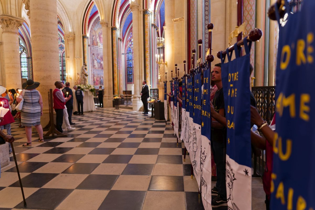 Procession dans la Cathédrale pour l'Assomption 2026. © Yannick Boschat / Diocèse de Paris.