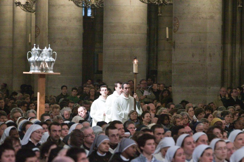 Mars 2010 : Messe Chrismale à Notre-Dame de Paris. 600 prêtres, 70 séminaristes, 100 diacres, de nombreux religieux, religieuses, 2500 fidèles. 
