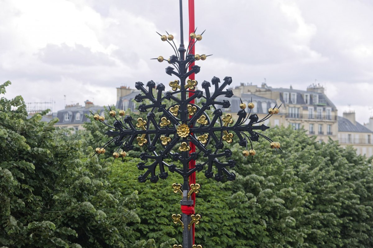 Bénédiction et repose de la croix du chevet de Notre-Dame de Paris. © Yannick Boschat / Diocèse de Paris.