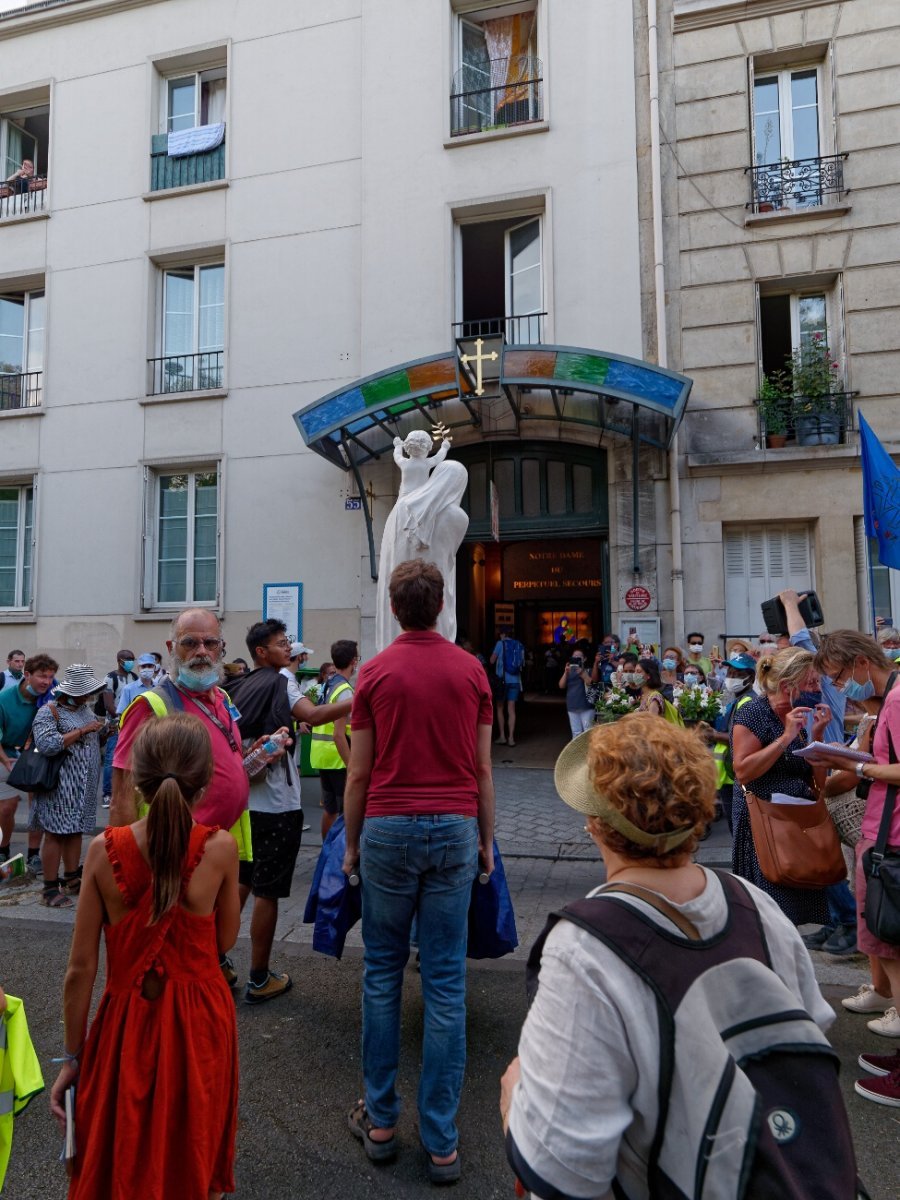 Procession “M de Marie” jusqu'à Notre-Dame du Perpétuel-Secours. © Yannick Boschat / Diocèse de Paris.