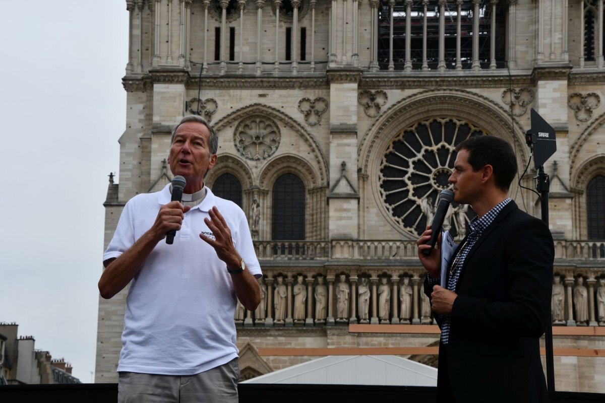 Village du chantier sur le parvis de la cathédrale Notre-Dame de Paris 2023. © Michel Pourny.