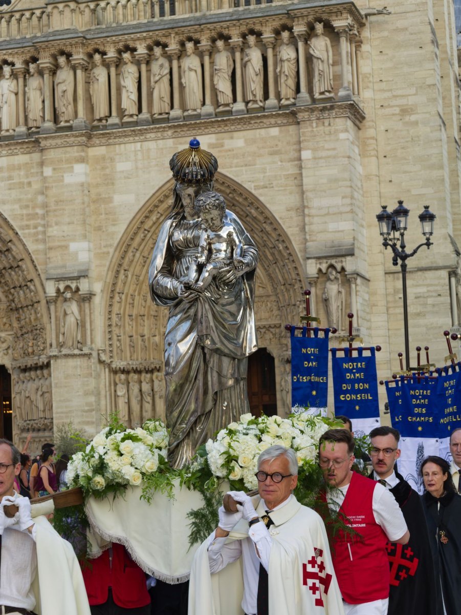 Veille de l'Assomption 2026 : proclamation de l'Évangile et (…). © Yannick Boschat / Diocèse de Paris.