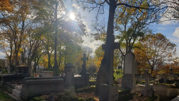 Prière pour les défunts au cimetière 