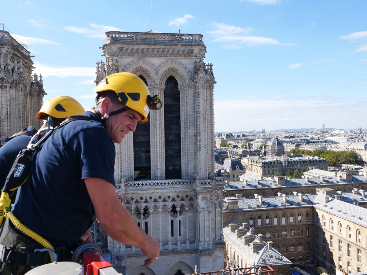 Notre-Dame de Paris. Depuis une nacelle du chantier de sécurisation administré par l'Établissement public, Didier Cuiset, directeur d'Europe Échafaudage, coordonne le démontage de l'échafaudage. © Laurence Faure / Diocèse de Paris.