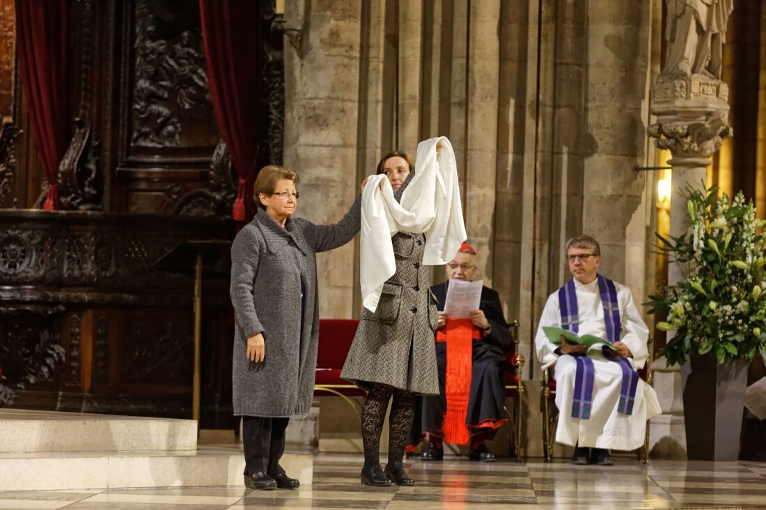 Présentation d'une toile de lin. © Yannick Boschat / Diocèse de Paris.