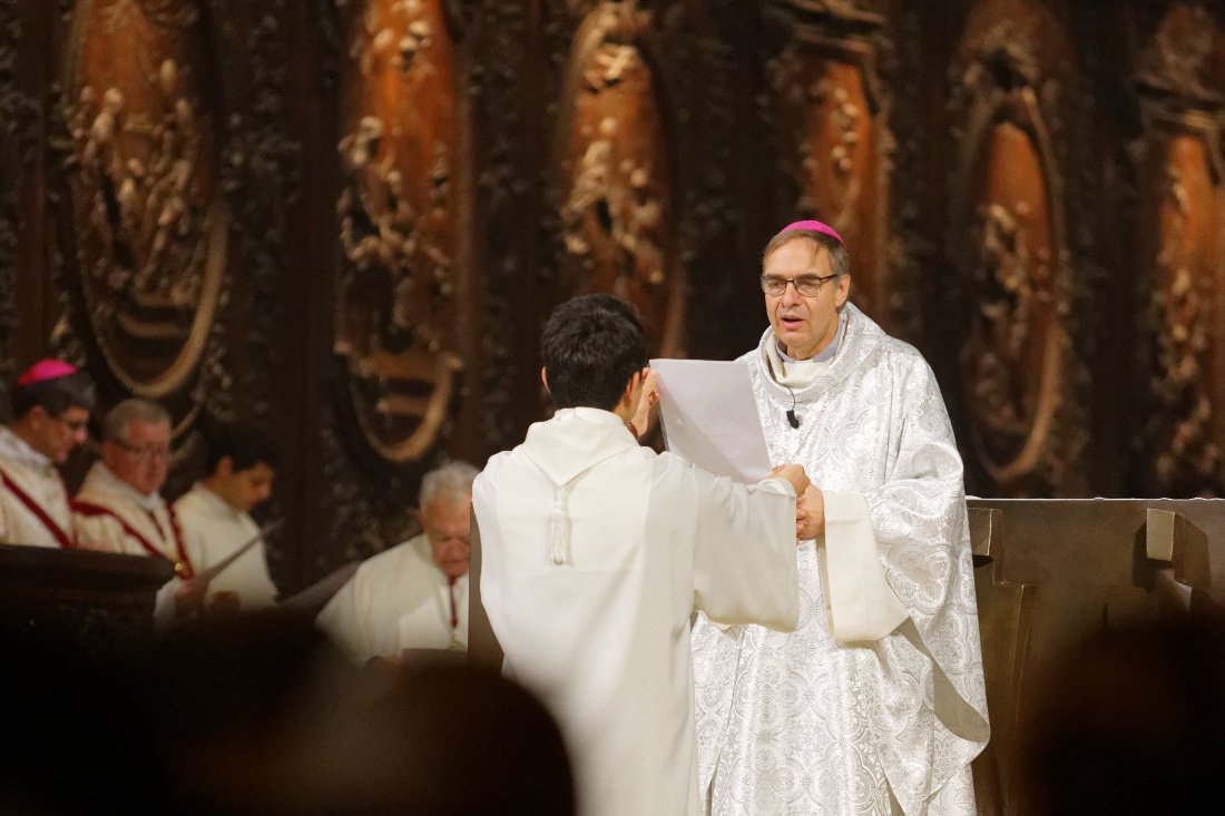 Lecture de la prière du pape François pour le Synode sur la famille. © Yannick Boschat / Diocèse de Paris.