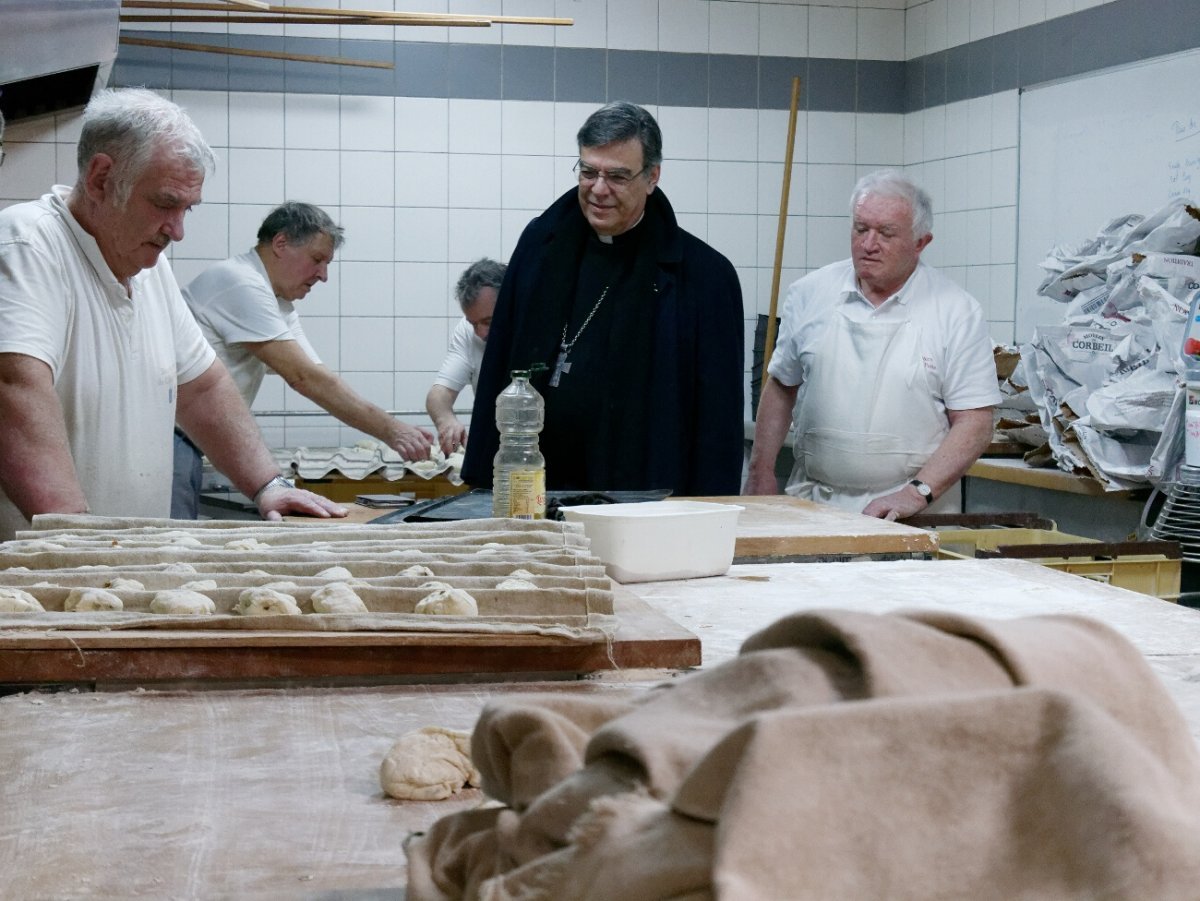 Préparation des petits pains de sainte Geneviève. Visite de Mgr Michel Aupetit, archevêque de Paris. © Dominique Boschat / Diocèse de Paris.