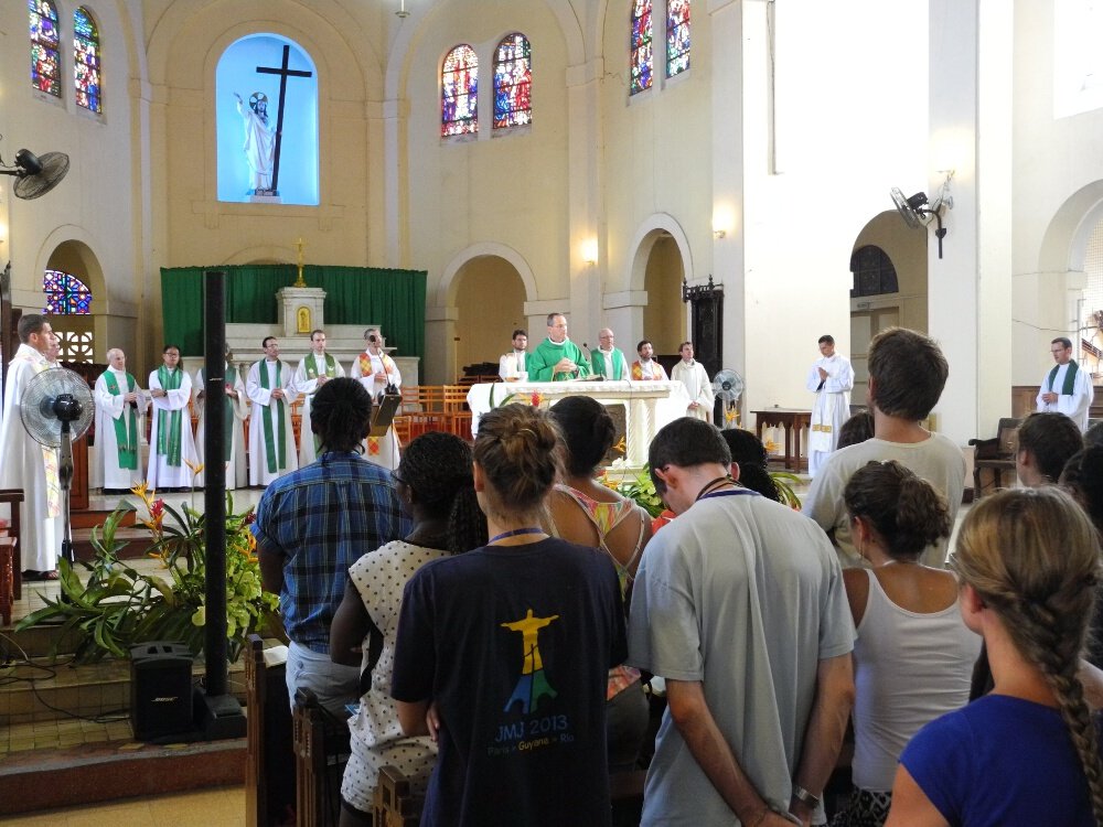 24 juillet, louange, carrefours et messe à la cathédrale de Cayenne. © © Marie-Christine Bertin / Diocèse de Paris.