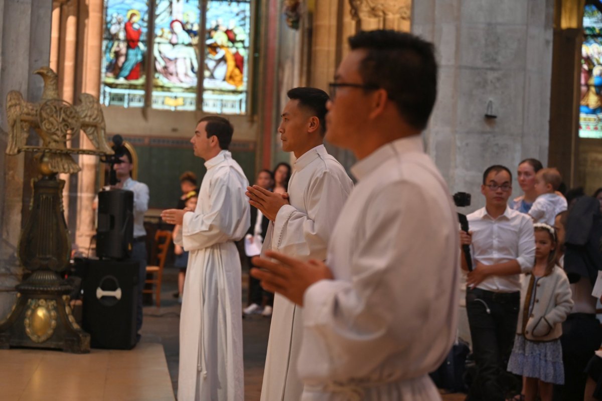 Ordinations diaconales en vue du sacerdoce à Saint-Séverin (5e). © Marie-Christine Bertin / Diocèse de Paris.