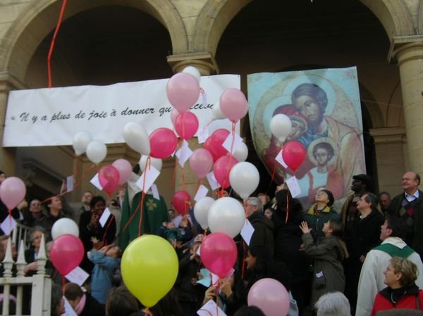 Février : le Festival de la charité. Les parisiens se mobilisent pour s'engager dans l'action caritative. 