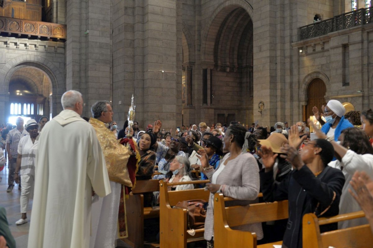 Procession de la Fête-Dieu. © Marie-Christine Bertin / Diocèse de Paris.