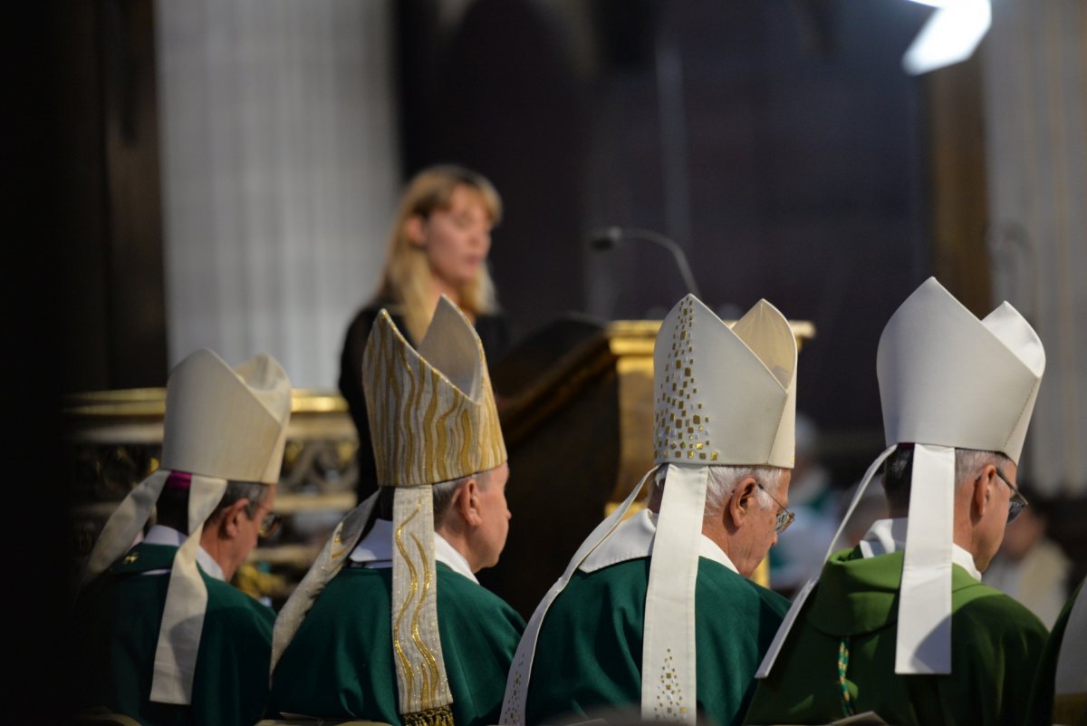 Imposition du pallium à Mgr Laurent Ulrich. © Marie-Christine Bertin / Diocèse de Paris.