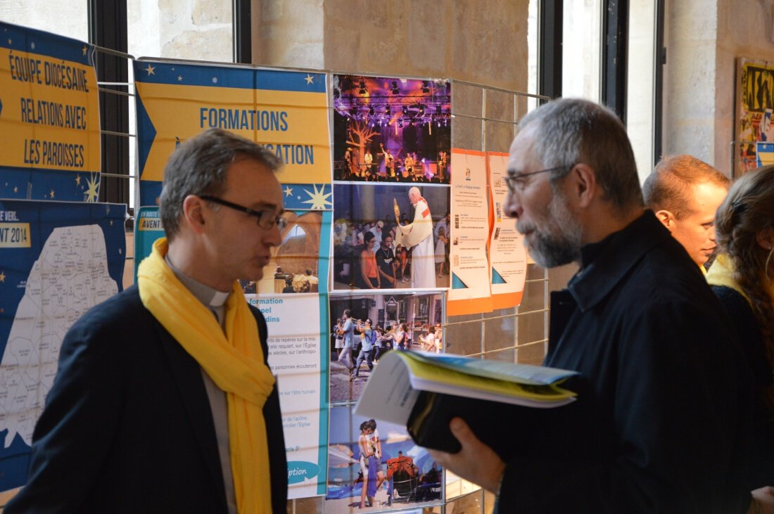 L'équipe de préparation de l'Avent a revêtu une écharpe jaune.. 