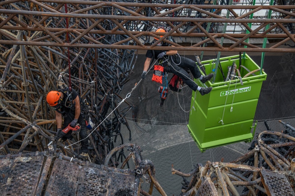 Découpées par des cordites, les pièces de l'échafaudage sont placées (…). 12 juin 2020 © Pascal Tournaire / Jarnias.